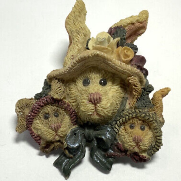 Vintage Boyds Bearwear Brooch - Mother Hare and Two Babies in Easter Hats - Picture 3 of 16